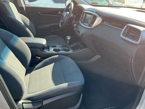 Used 2019 Kia Sorento AWD V6 image 5