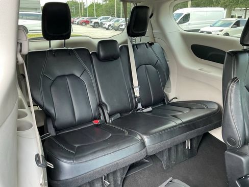 Used 2023 Chrysler Pacifica Touring-L FWD image 22