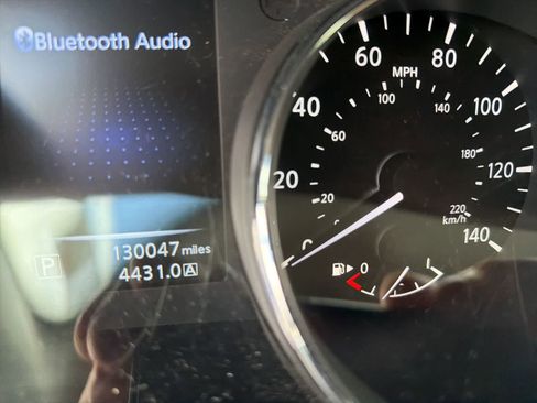 Used 2015 Nissan Rogue SL image 2