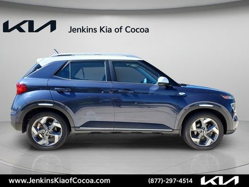 Used 2023 Hyundai Venue Limited FWD image 3
