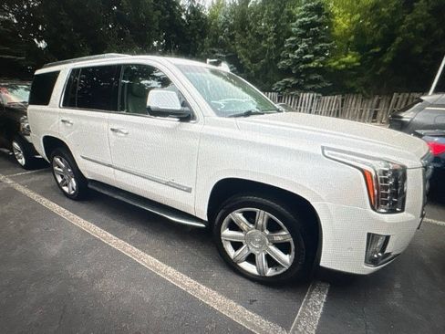 Used 2019 Cadillac Escalade Luxury AWD/4WD image 2