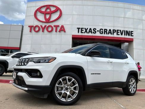 Used 2025 Jeep Compass Limited AWD/4WD image 2