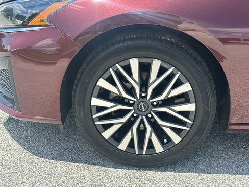 Used 2025 Nissan Altima 2.5 SV FWD image 11