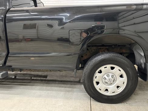 Used 2017 Nissan Titan SV AWD/4WD image 8