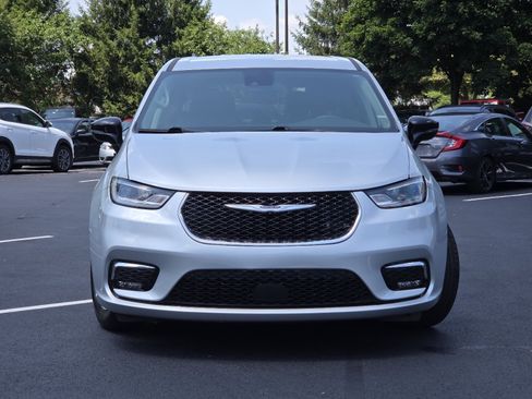 Used 2024 Chrysler Pacifica Touring-L FWD image 13
