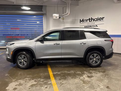 Used 2025 Chevrolet Traverse LT image 8