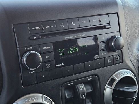 Used 2017 Jeep Wrangler Unlimited Rubicon w/ Cold Weather Group image 17