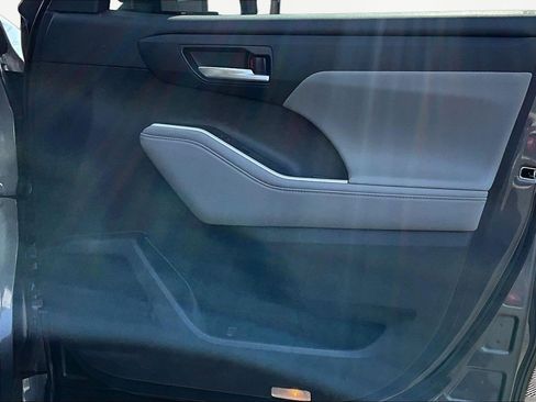 Used 2023 Toyota Highlander XLE image 28