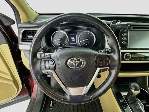 Used 2017 Toyota Highlander XLE AWD/4WD image 11
