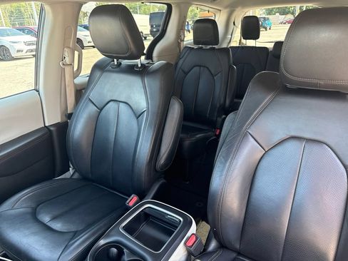 Used 2017 Chrysler Pacifica Touring-L Plus FWD image 46