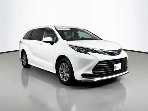 Certified 2025 Toyota Sienna LE FWD image 1