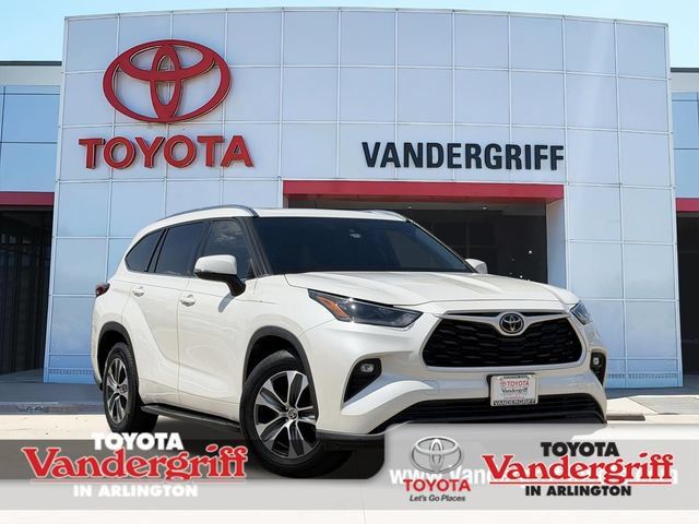 Used 2021 Toyota Highlander XLE FWD image 1