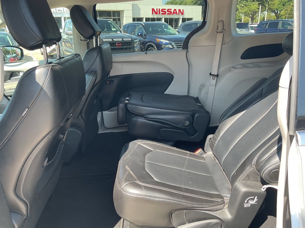 Used 2024 Chrysler Pacifica Touring-L FWD image 8