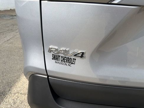 Used 2021 Toyota RAV4 LE AWD/4WD image 14