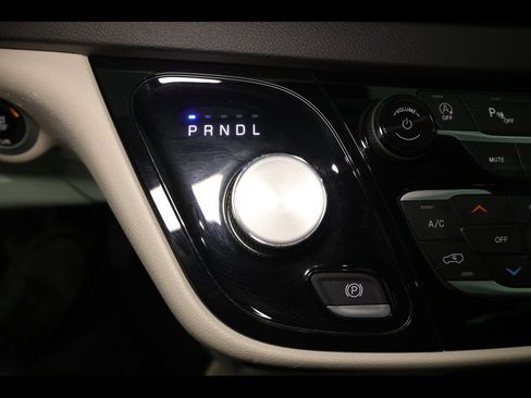 Used 2024 Chrysler Pacifica Touring-L image 25