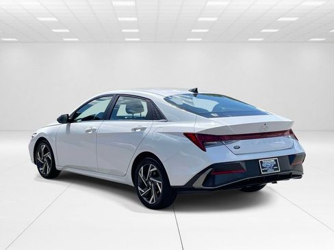 Certified 2025 Hyundai Elantra SEL FWD image 4