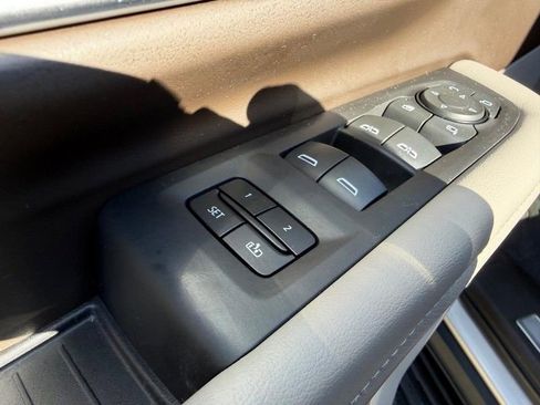 Used 2023 GMC Yukon SLT w/ SLT Premium Package image 21