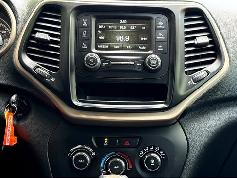 Used 2018 Jeep Cherokee Latitude w/ Altitude Package FWD image 24