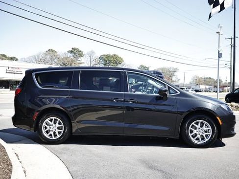Used 2022 Chrysler Voyager LX FWD image 8