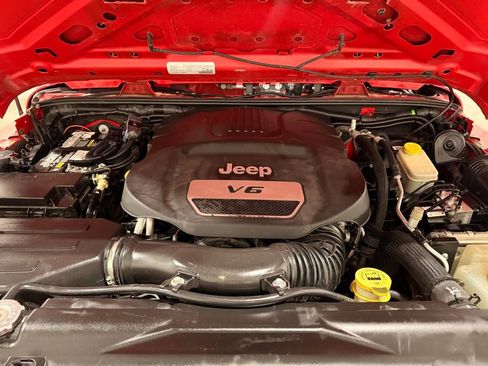 Used 2016 Jeep Wrangler Unlimited Sahara w/ Connectivity Group image 11