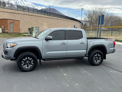 Used 2018 Toyota Tacoma TRD Off-Road w/ Technology Package image 3