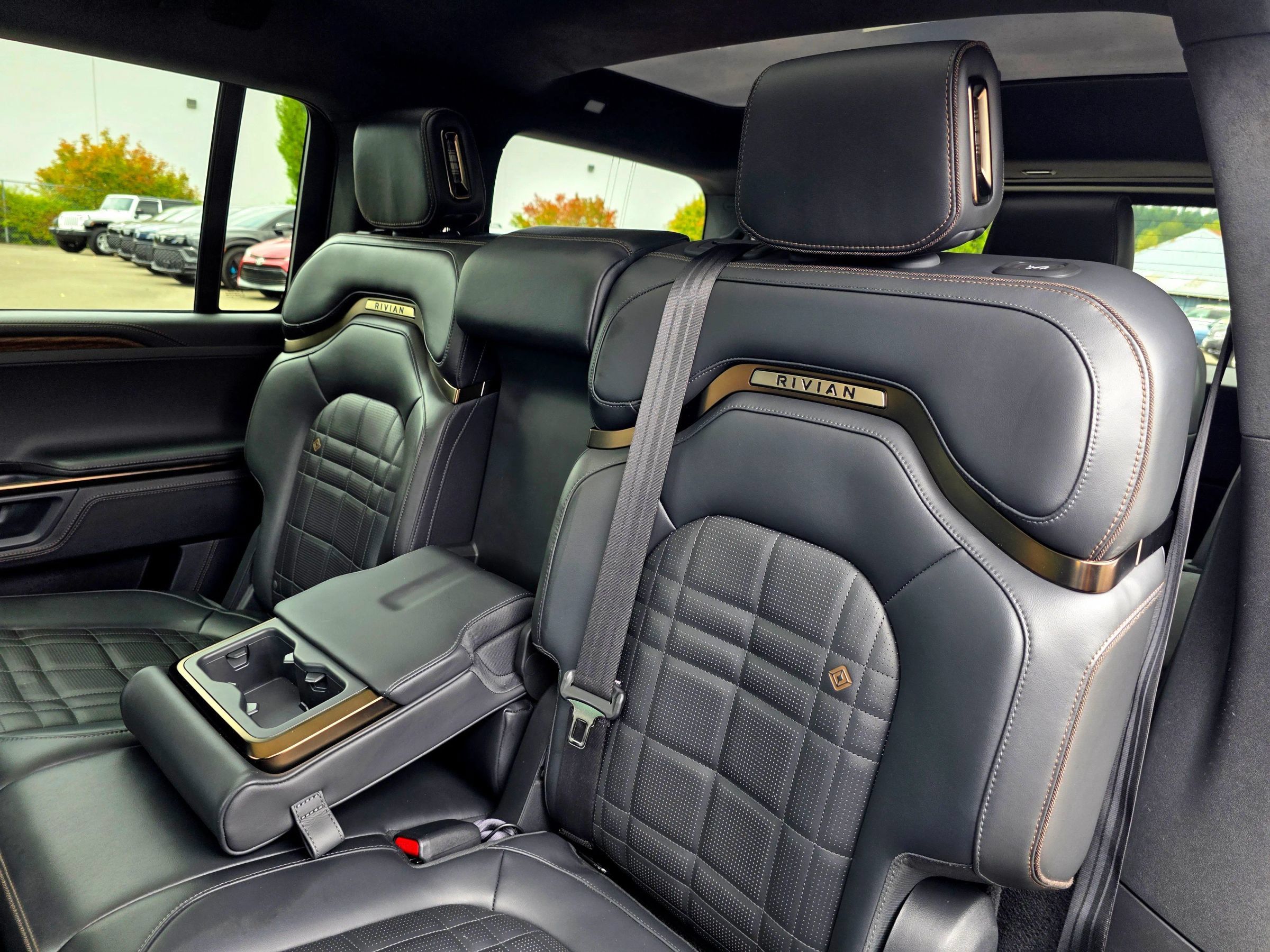Used 2025 Rivian R1S Premium Dual AWD/4WD image 45