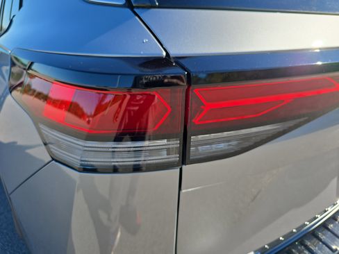 New 2025 Volkswagen Tiguan SE image 32