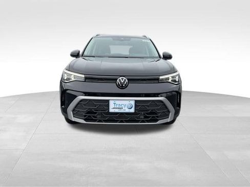 New 2026 Volkswagen Taos SE image 2