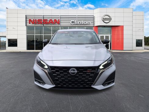 Used 2024 Nissan Altima 2.5 SR w/ SR Premium Package FWD image 8