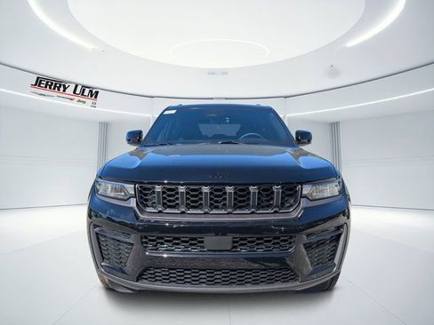 New 2026 Jeep Grand Cherokee Altitude image 8