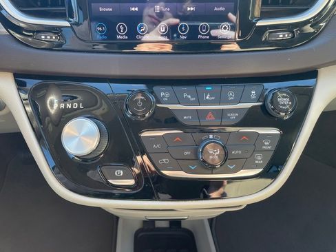 Used 2019 Chrysler Pacifica Touring Plus image 17