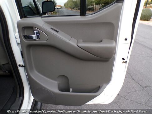 Used 2018 Nissan Frontier SV image 25