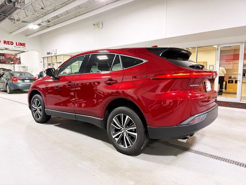 Used 2023 Toyota Venza LE image 4