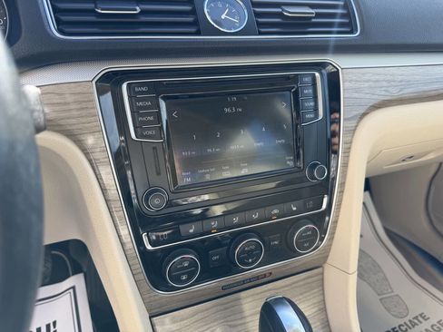 Used 2017 Volkswagen Passat 1.8T SE image 12