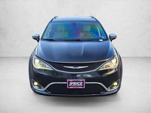 Used 2017 Chrysler Pacifica Limited w/ UConnect Theater Package image 2