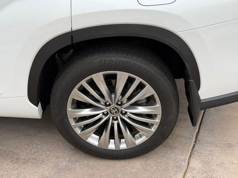 Used 2024 Toyota Highlander Platinum image 8