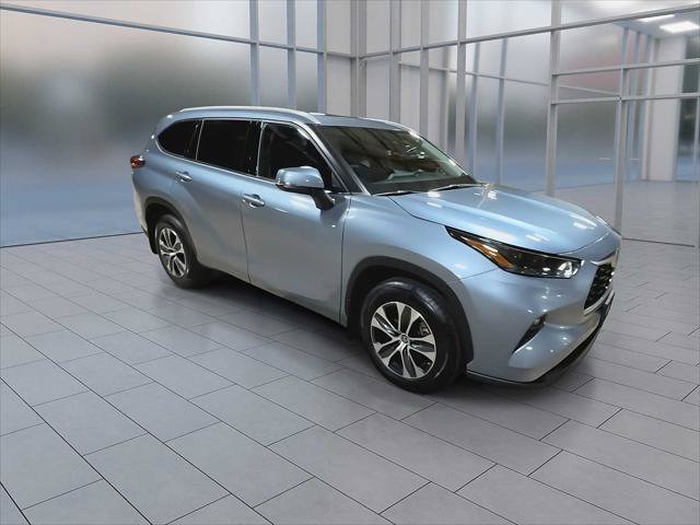Certified 2022 Toyota Highlander XLE AWD/4WD image 3