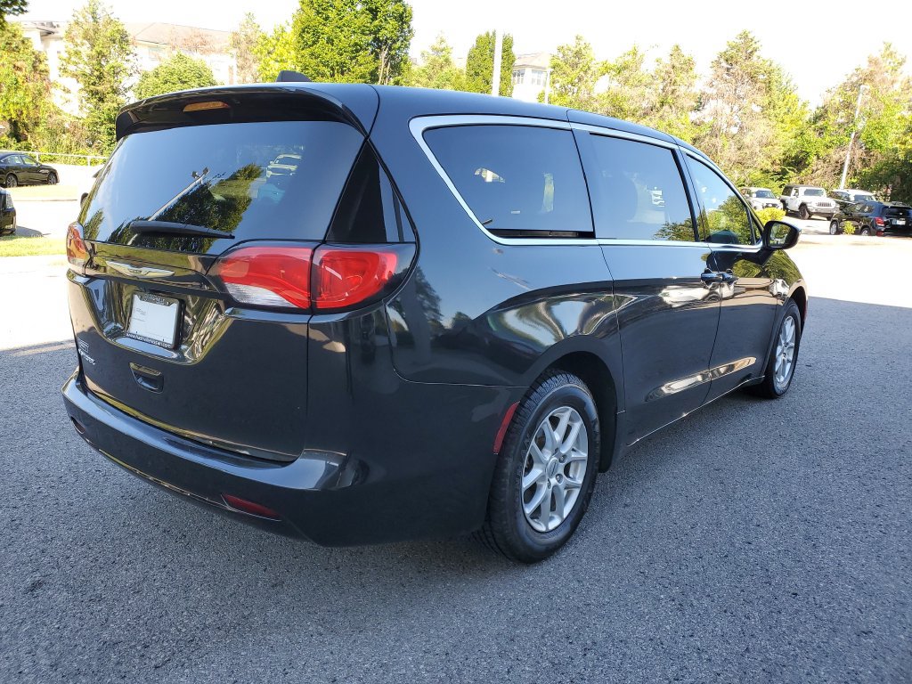 Used 2022 Chrysler Voyager LX FWD image 4
