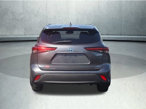 Used 2020 Toyota Highlander XLE AWD/4WD image 18