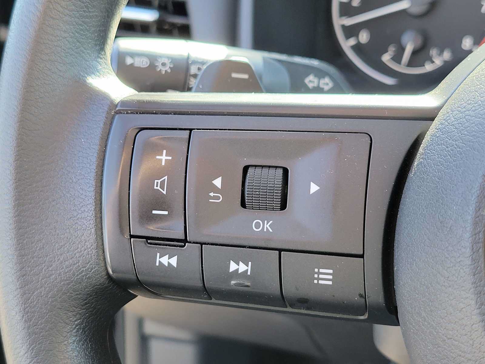 Used 2023 Nissan Rogue S AWD/4WD image 28