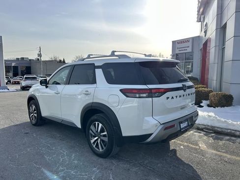 Used 2024 Nissan Pathfinder SL w/ Black Appearance Package image 6