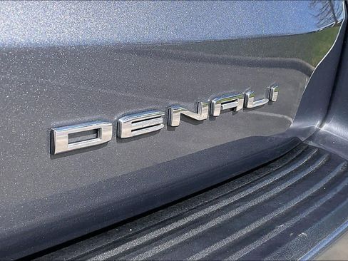 Used 2022 GMC Yukon XL Denali image 9