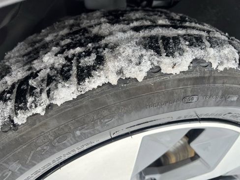 Used 2025 Volvo XC40 B5 Plus image 13