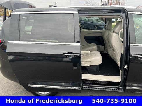 Used 2020 Chrysler Pacifica Touring-L w/ Advanced Safetytec Group image 35