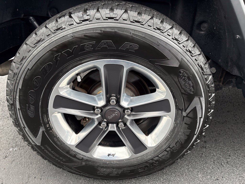 Used 2018 Jeep Wrangler Unlimited Sahara AWD/4WD image 12