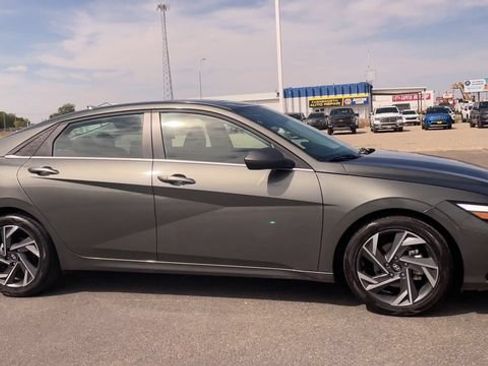 Used 2025 Hyundai Elantra SEL FWD image 3