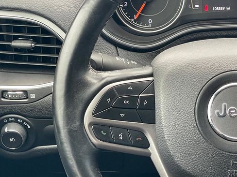 Used 2019 Jeep Cherokee Latitude w/ Cold Weather Group image 13