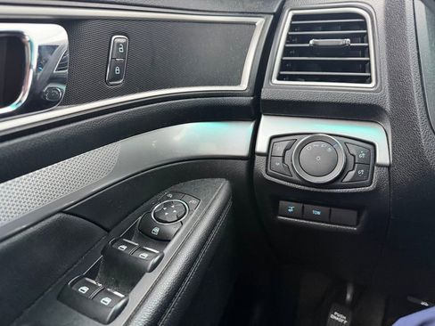 Used 2016 Ford Explorer XLT w/ Equipment Group 202A AWD/4WD image 9