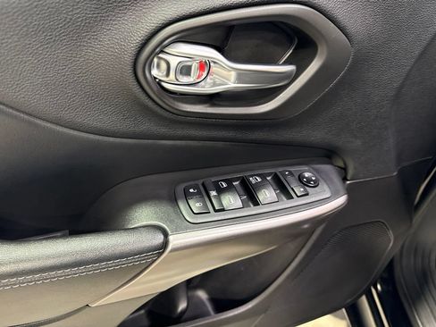 Used 2020 Jeep Cherokee Latitude AWD/4WD image 23