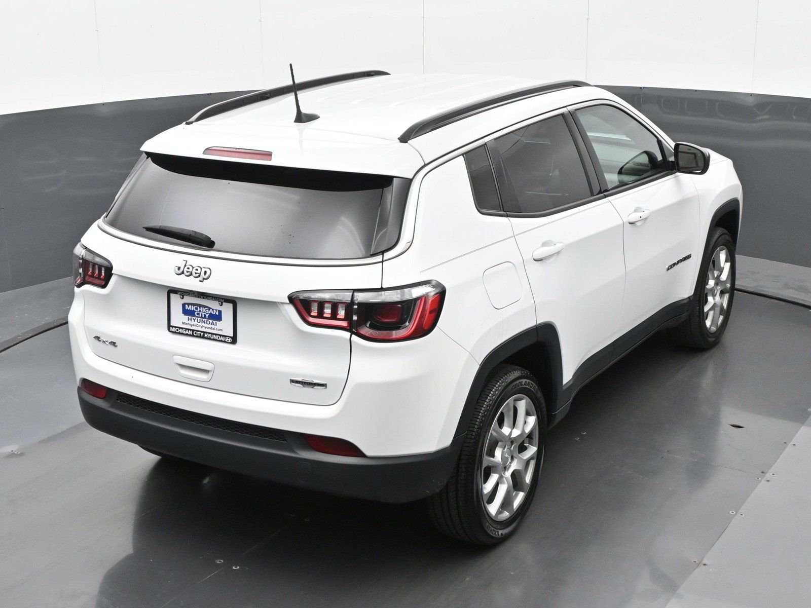Used 2023 Jeep Compass Latitude AWD/4WD image 31